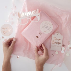 Hen do Party Game Kit Pass the Parcel // Roze // Team Bride // Roségoud verijdeld// Goudkleurige Hen Do Party Games // Winner Gasses/ Forefit-kaarten