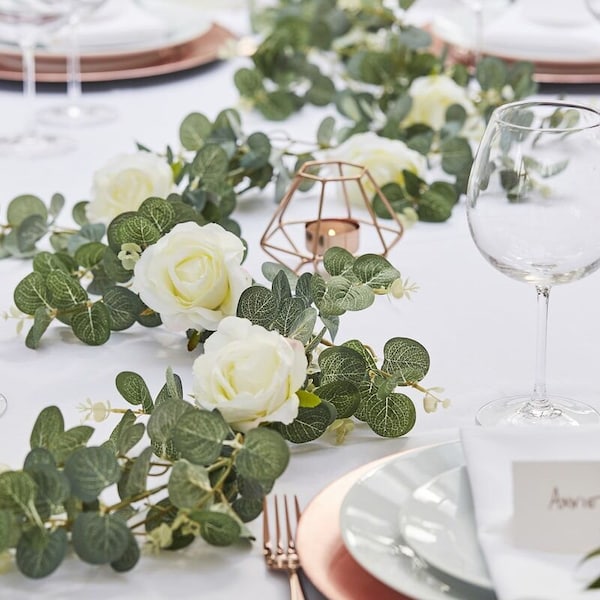 Guirlande artificielle d’eucalyptus avec des roses blanches| Feuillage de table de mariage| Guirlande de fleurs artificielle | Décoration de mariage | Prop | Toile de fond | Réception