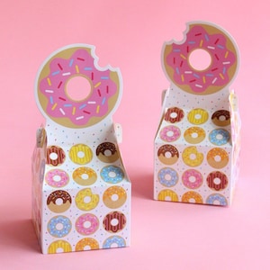 Cajas de fiesta de donuts //Caja de fiesta de donuts// Cajas de cumpleaños// Favores de cumpleaños// Favores de boda// Golosinas de fiesta// Regalos de fiesta//Decoraciones de fiesta