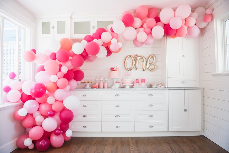 Kit arche ballons dans les tons roses - Créatrice ETSY : InspiredbyAlma