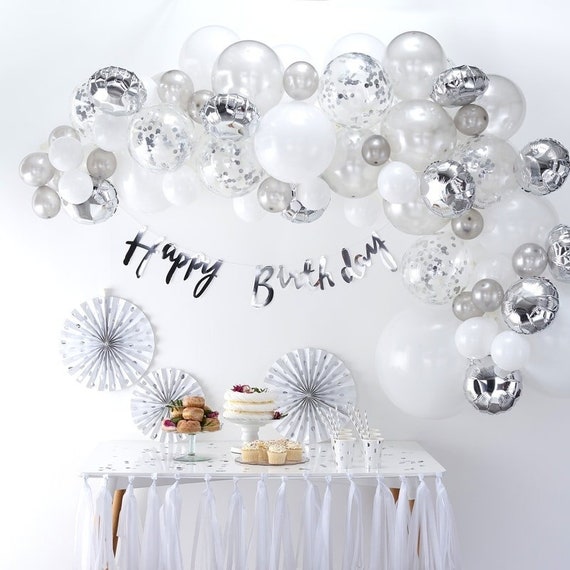 Parte globos plateados para decoración Fotografía de stock - Alamy