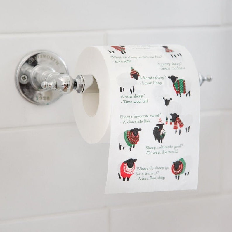 K&ouml;nnte beinhalten: Eine wei&szlig;e Toilettenpapierrolle mit einem Schaf-Motiv. Das Papier zeigt verschiedene Schaf-Illustrationen und Wortspiele &uuml;ber Schafe. Der Text auf dem Papier lautet: "What do sheep watch for fun? - Ewe tube", "A crazy sheep? - Shear madness", "A karate sheep? - Lamb Chop", "A wise sheep? - Time wool tell", "Sheep's favourite sweet? - A chocolate Baa", "Sheep's ultimate goal? - To wool the world", "Where do sheep go for a haircut? - A Baa Baa shop".