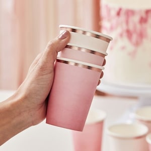 Bicchieri rosa per feste di compleanno / Bicchieri di carta per buon compleanno / Bicchieri con sfumatura rosa sbiadita / Stoviglie rosa / Bicchieri di carta rosa / Bicchieri per festeggiate / Bicchieri per bere
