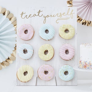Trátese Pastel Donut Wall Party Decoration//Doughnut Decorations/Food Displays/Party Buffet/Birthday Cake/Party Ideas/Party Favours