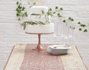 Roségouden tafelloper met pailletten, decoratie voor een bruiloft of feest.