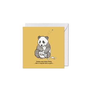 Könnte beinhalten: Quadratische Grußkarte mit gelbem Hintergrund, die einen schwarz-weißen Panda zeigt, der einen Honigtopf hält. Auf dem Honigtopf steht das Wort "HONEY". Die Karte enthält auch Text auf Deutsch und eine kleine Biene, die über dem Panda fliegt.