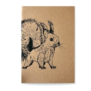 Könnte beinhalten: Eine Schwarzweißillustration eines Eichhörnchens mit buschigem Schwanz auf braunem Papierhintergrund.