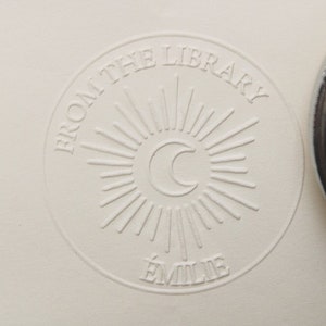 Embosseur de bibliothèque personnalisé avec lune et soleil, embosseuse de livres, embosseuse d'enveloppes, embosseuse à main, coffret cadeau