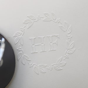 Krans Embosser, Bruiloft embosser met initialen, Valentijnsdag cadeau, Schroot boeking Embosser, hand held embosser