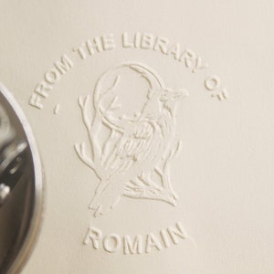 Aus der Bibliothek von Prägestempel, Rabe auf Mondzweigbuchprägestempel, benutzerdefinierter Prägestempel, personalisiertes Prägegeschenkset ， kundenspezifischer Siegelprägestempel