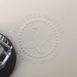 Timbro personalizzato Raven Embosser, timbro personalizzato della biblioteca degli animali, dalla biblioteca di Embosser, timbro personalizzato del sigillo