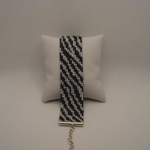 Grey and opaque white beaded bracelet, wide bracelet, with adjustable lenght, zebra style pattern