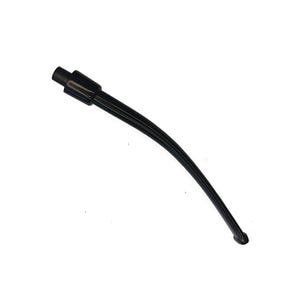 Puede incluir: Un componente de plástico negro, delgado y curvado, que presenta un conector cilíndrico en un extremo y una punta redondeada y cónica en el otro. El objeto tiene un acabado liso y brillante, manteniendo una forma ligeramente arqueada.