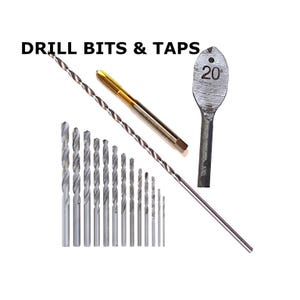 Puede incluir: Un conjunto de brocas y machos de roscar metálicos con el texto DRILL BITS & TAPS. El set incluye una broca larga y fina, un macho dorado, una herramienta metálica plana marcada con el número 20 y once brocas plateadas de distintos tamaños.