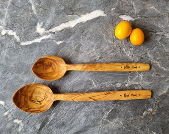 Cucchiaio d'oliva personalizzato, regalo per la mamma, festa della mamma, cucchiaio di legno personalizzato, regalo di cucina inciso, arredamento da cucina, regalo di compleanno per la nonna