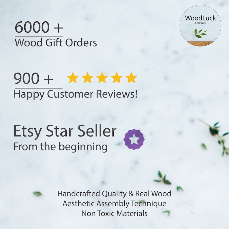 Op de afbeelding: Een witte marmeren achtergrond met tekst die "6000+ Houten Cadeau Bestellingen" en "900+ Tevreden Klantenbeoordelingen!" luidt. Een paars sterpictogram met de tekst "Etsy Star Seller From the beginning" bevindt zich in de linkerbenedenhoek. De tekst "Handgemaakte Kwaliteit & Echt Hout Esthetische Montagetechniek Niet-giftige Materialen" bevindt zich in het midden onderaan de afbeelding. Een rond logo met de tekst "WoodLuck Engraved" bevindt zich in de rechterbovenhoek.