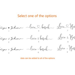 Op de afbeelding: Negen verschillende opties voor een huwelijks- of verlofingsaankondiging. De opties omvatten de namen "Liza" en "John" of "Lena" en "Burak" met verschillende symbolen tussen de namen, waaronder een hart, een ampersand en een plusteken. De tekst "date can be added to all of the options" staat onder de opties.