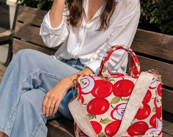 Bolso tote de jacquard con diseño de manzana, hecho a mano por un artista ucraniano. Bolso de playa de verano.
