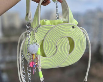 Bolso de cuerda de algodón neón hecho a mano: bolso de hombro circular con dijes