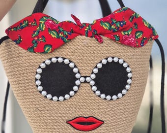 Bolso de playa de yute con lazo rojo y cuerda de algodón.