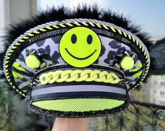 Sombrero de capitán con sonrisa neón: Disfraz hecho a mano para festivales y fiestas rave.