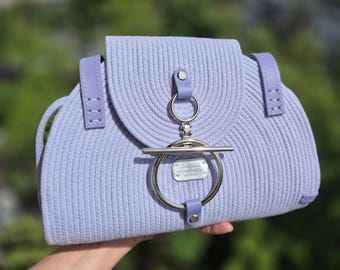 Bolso de cuerda de algodón lavanda hecho a mano: bolso de hombro circular con asa de cuero