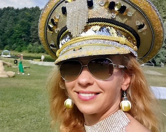 Sombrero de capitán dorado: disfraz hecho a mano para festivales rave con gafas.