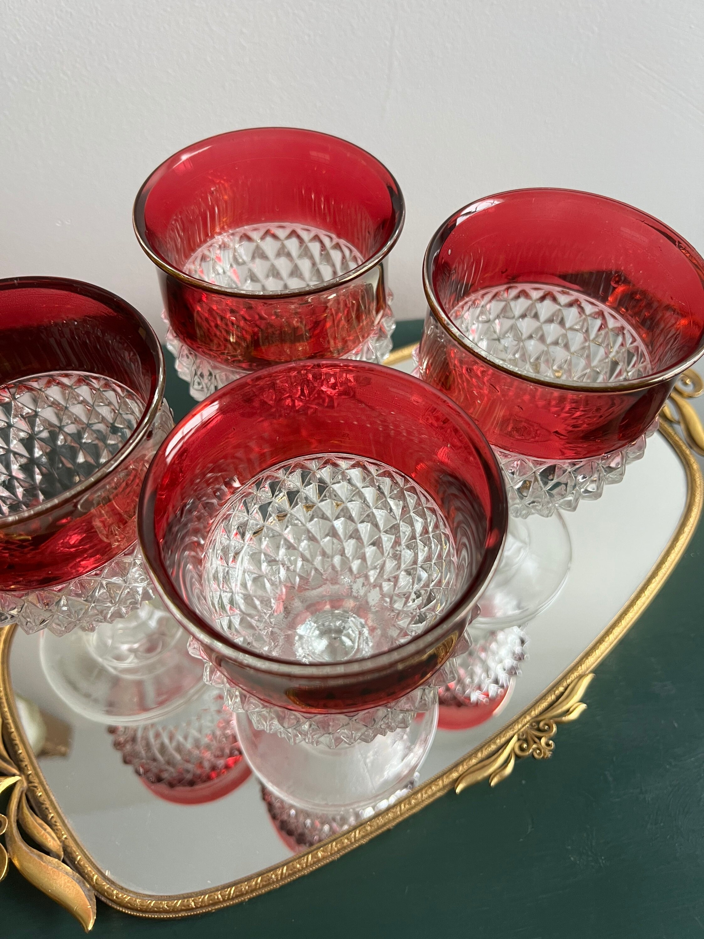 Verres à pied en verre gravé rouge rubis avec motif de raisin