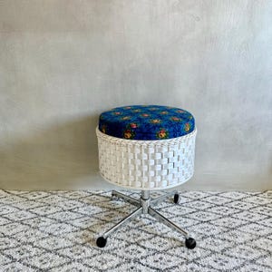Vintage sewing basket, sewing box on wheels, sewing box, sewing basket 70s, stool