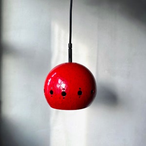 Vintage Kugellampe, Emaille Lampe, Kugelleuchte, 70er Jahre, rote Hängelampe, cottage, scandinavian design, Mid Modern