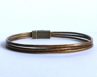 Pulsera de piel color bronce. Delicado estilo bohemio, con cierre magnético.