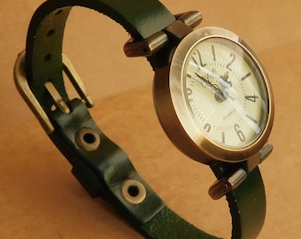 Women's Green Leather Wristwatch - Retro Minimalist Style with Adjustable Strap, Classic Everyday Timepiece Gift