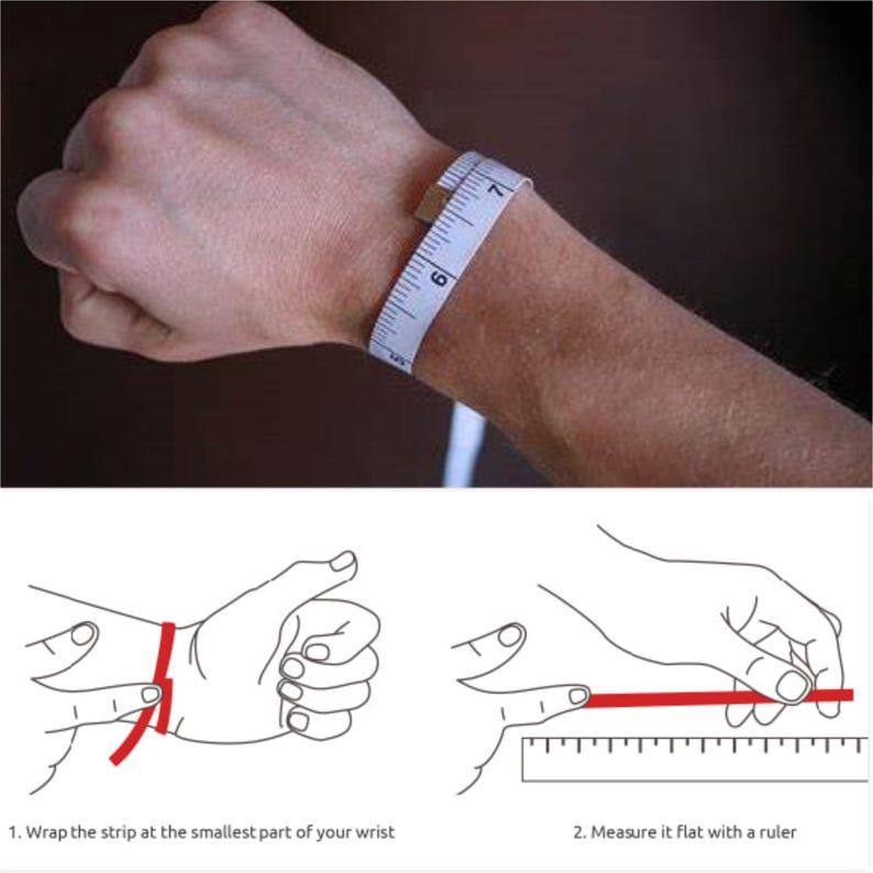 Puede incluir: Una cinta m&eacute;trica blanca flexible envuelta alrededor de una mu&ntilde;eca mostrando los n&uacute;meros 6 y 7, acompa&ntilde;ada de un diagrama de instrucciones de dos pasos con l&iacute;neas rojas que ilustran c&oacute;mo medir la circunferencia de la mu&ntilde;eca y luego la tira con una regla.