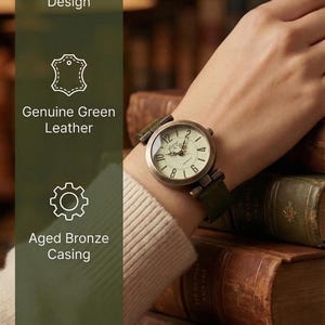 Green leather watch for women with adjustable strap. Retro minimalist women's wristwatch. afbeelding 11