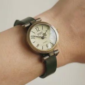 Green leather watch for women with adjustable strap. Retro minimalist women's wristwatch. afbeelding 12