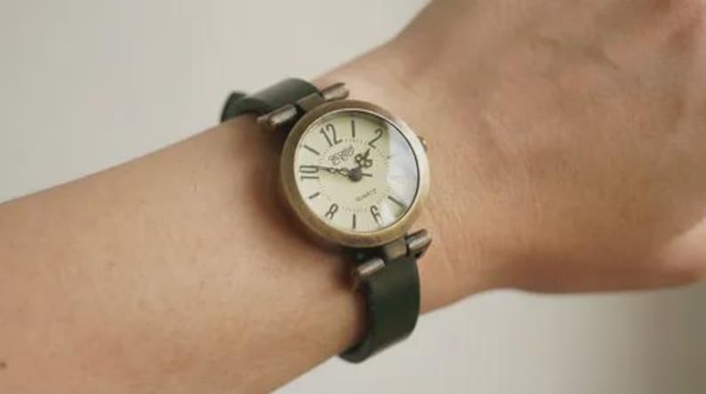 Green leather watch for women with adjustable strap. Retro minimalist women's wristwatch. afbeelding 12
