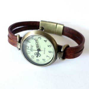 Reloj de cuero para mujer con correa a medida. Estilo retro minimalista.
