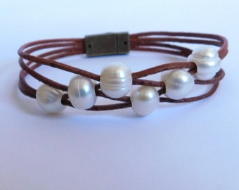 Pulsera de cuero con perlas y cierre magnético - Talla personalizada
