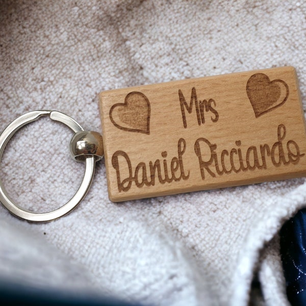 Mrs Daniel Ricciardo Keyring Gift - Engraved Wooden Formula One F1 Team Driver Fan Fun Cute Novelty Present