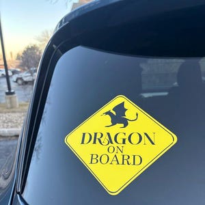 Naklejka na okno Dragon On Board | Naklejka na pojazd winylowy | Zabawna naklejka Baby on Board | Niepowtarzalna naklejka na zderzak | Naklejki samochodowe | Akcesoria samochodowe dla kujonów