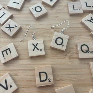 Pendientes personalizados con iniciales de fichas de Scrabble / Par de joyas recicladas de juegos de mesa / Regalos para geeks
