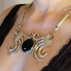 Collar realizado con tenedores y piedra ónix.
