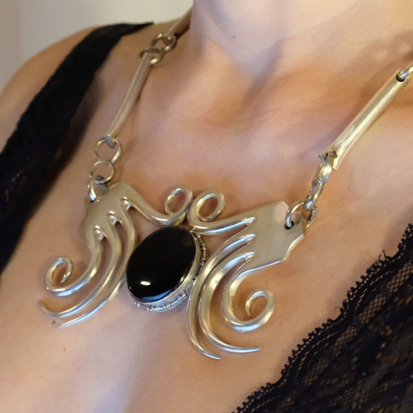 Collier composé de fourchettes et de pierre d'onyx.