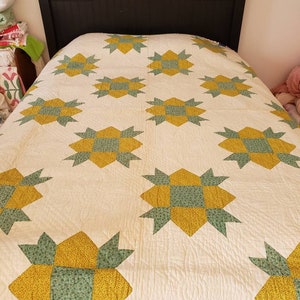 Beautiful vintage 1930's Sunflower quilt