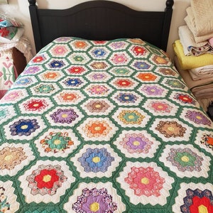 Beautiful vintage feedsack grandmothers flower garden quilt