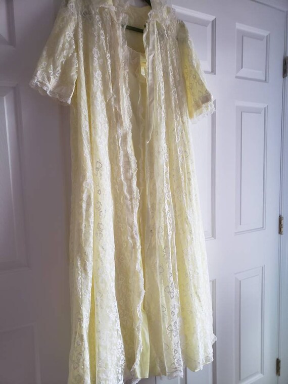 Beautiful vintage yellow Penoir set