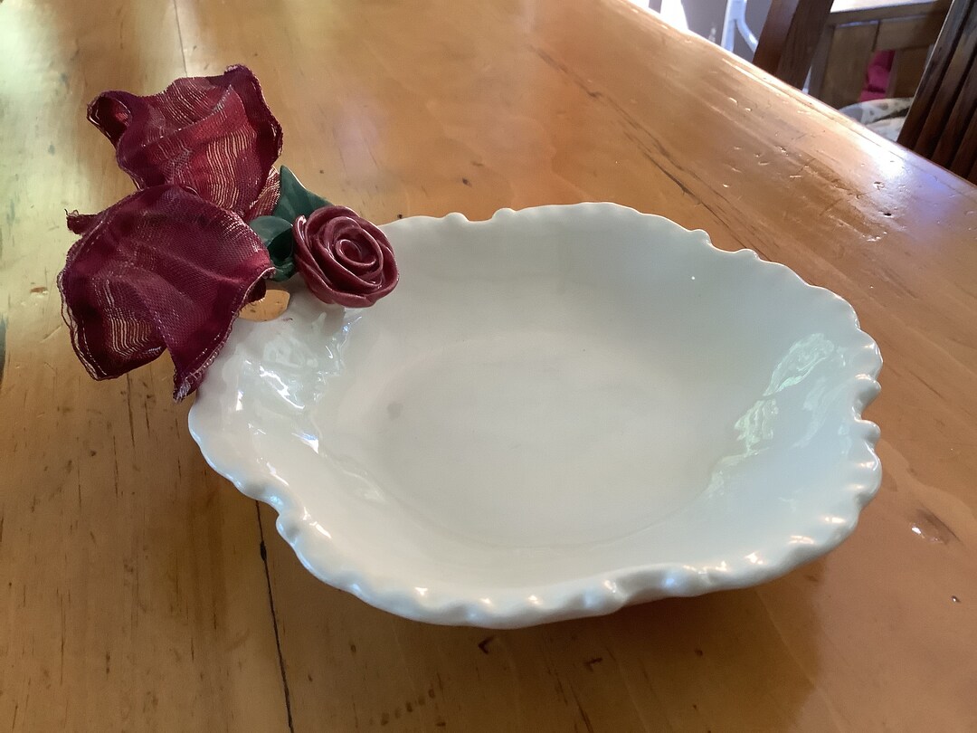 Mud Pie Candy Dish, Dresser Dish, White Ceramic, Red Bow, 6 Inches, 1999, Red Rose, Green Leaves