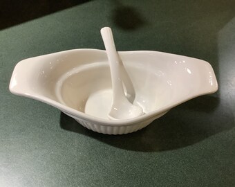 Farberware gravy bowl, gravy boat with small ladle, white, 9 3/4 inch wide