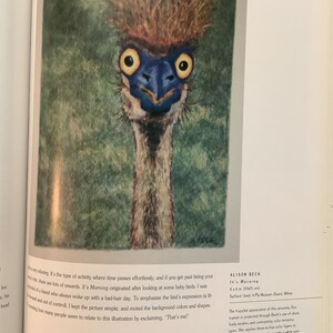 K&ouml;nnte beinhalten: Ein Aquarellbild eines Emus mit blauem Schnabel und gro&szlig;en gelben Augen. Der Emu hat einen braunen und wei&szlig;en gefiederten Kopf und einen langen Hals. Der Hintergrund ist in einem ged&auml;mpften Gr&uuml;n gehalten.