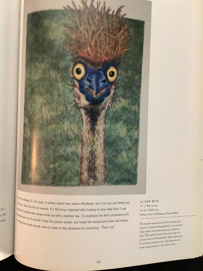 K&ouml;nnte beinhalten: Ein Aquarellbild eines Emus mit blauem Schnabel und gro&szlig;en gelben Augen. Der Emu hat einen braunen und wei&szlig;en gefiederten Kopf und einen langen Hals. Der Hintergrund ist in einem ged&auml;mpften Gr&uuml;n gehalten.